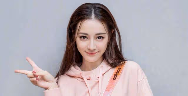 迪麗熱巴出鏡咬斷勺子,網友:說好的知性優雅呢?