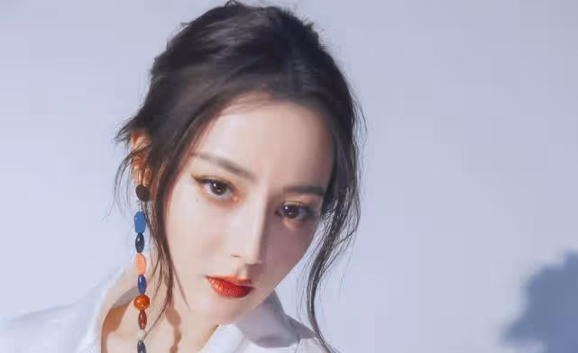 迪麗熱巴出鏡咬斷勺子,網友:說好的知性優雅呢?