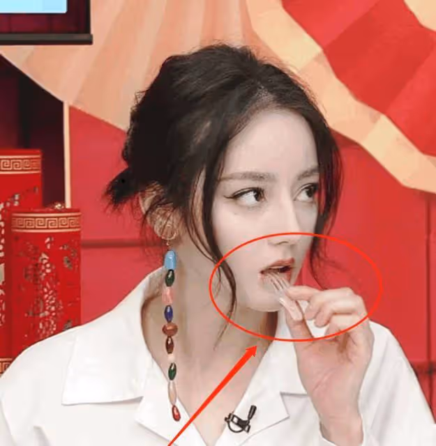 迪麗熱巴出鏡咬斷勺子,網友:說好的知性優雅呢?
