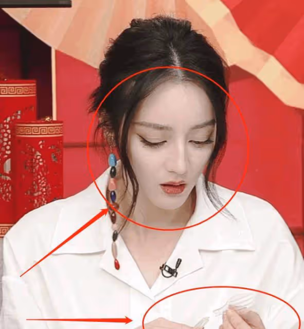 迪麗熱巴出鏡咬斷勺子,網友:說好的知性優雅呢?