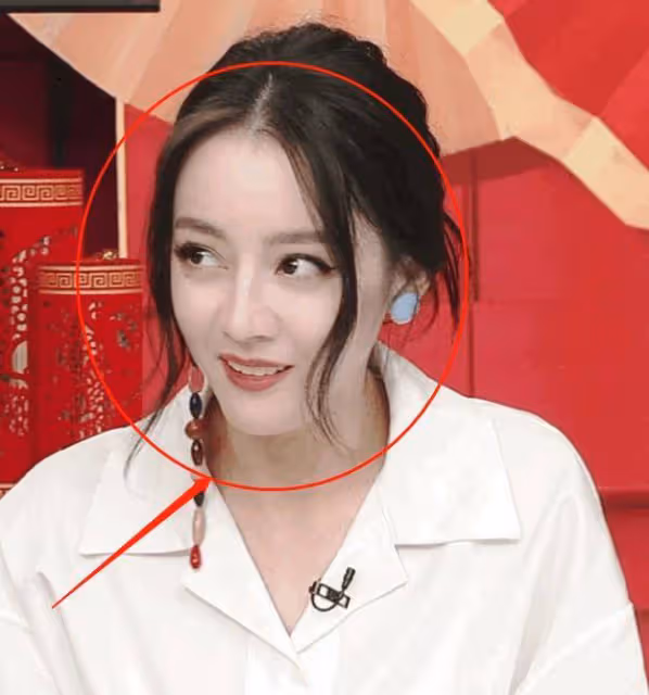 迪麗熱巴出鏡咬斷勺子,網友:說好的知性優雅呢?
