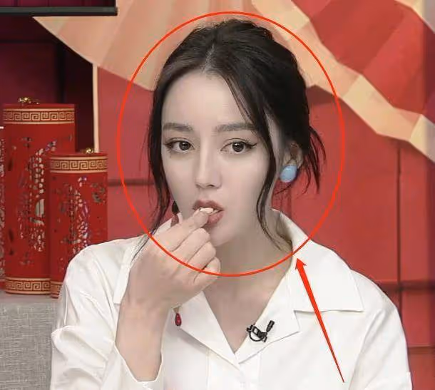 迪麗熱巴出鏡咬斷勺子,網友:說好的知性優雅呢?