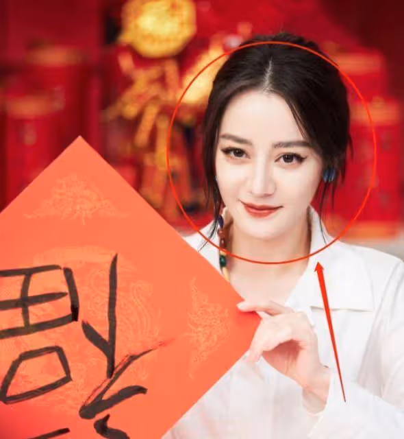 迪麗熱巴出鏡咬斷勺子,網友:說好的知性優雅呢?