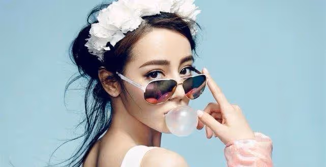 迪麗熱巴出鏡咬斷勺子,網友:說好的知性優雅呢?