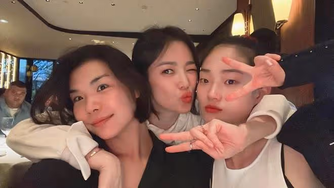 宋慧喬和男閨蜜在巴黎摟肩同行,和眾多好友甜蜜合影很溫馨