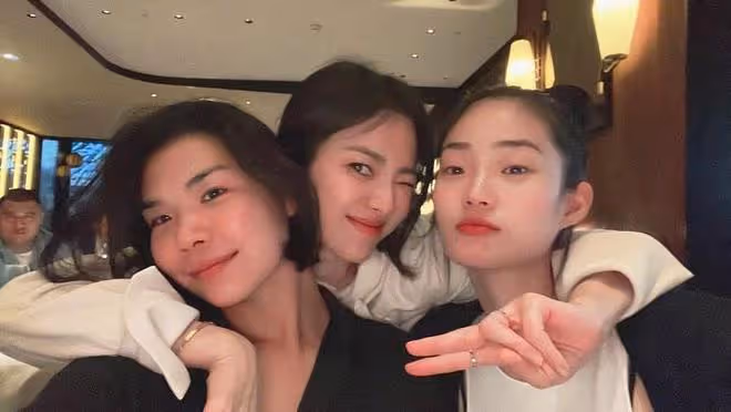 宋慧喬和男閨蜜在巴黎摟肩同行,和眾多好友甜蜜合影很溫馨