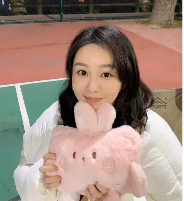 楊紫拍《199愛》騎車崴到腳,粉絲透露已經看醫生,無大礙