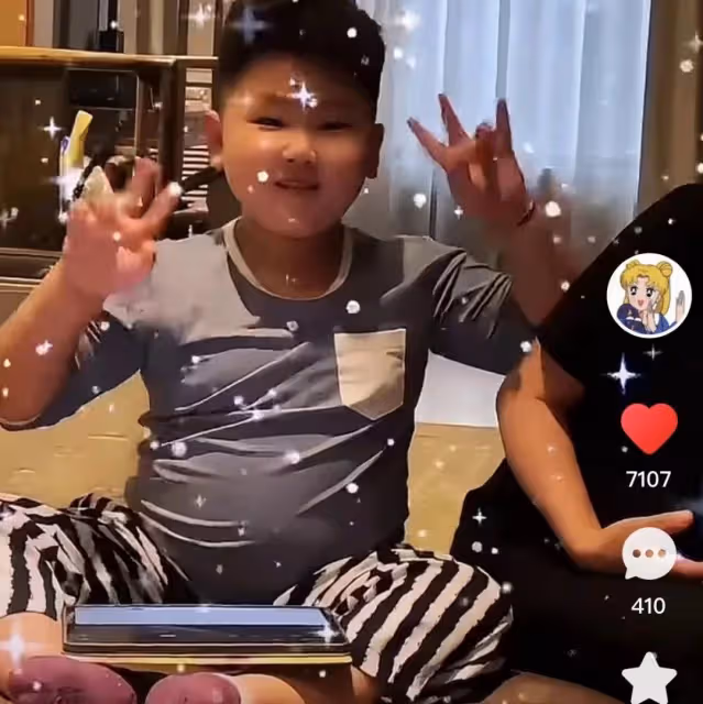 郭德綱幼子豪宅中玩樂，挺大肚腩渾身滿是肉，戴名貴珠寶從小富養