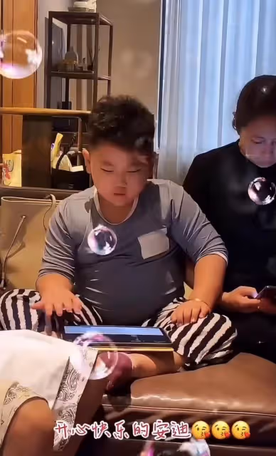 郭德綱幼子豪宅中玩樂，挺大肚腩渾身滿是肉，戴名貴珠寶從小富養