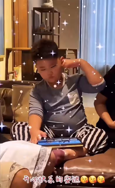 郭德綱幼子豪宅中玩樂，挺大肚腩渾身滿是肉，戴名貴珠寶從小富養
