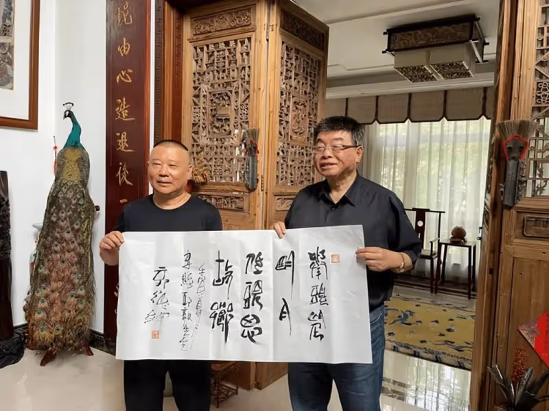 郭德綱幼子豪宅中玩樂,挺大肚腩渾身滿是肉,戴名貴珠寶從小富養