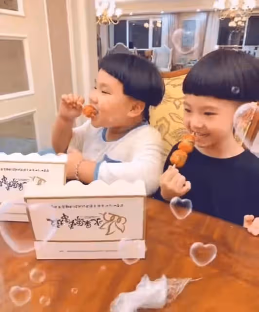 郭德綱幼子豪宅中玩樂,挺大肚腩渾身滿是肉,戴名貴珠寶從小富養