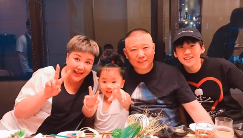 郭德綱幼子豪宅中玩樂,挺大肚腩渾身滿是肉,戴名貴珠寶從小富養