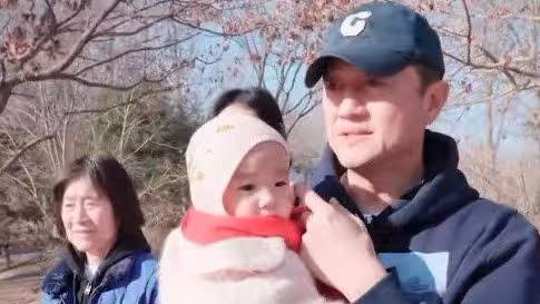 李亞鵬一家觀測立春，女兒穿姐姐李嫣舊衣服，80歲奶奶爬樹身體好