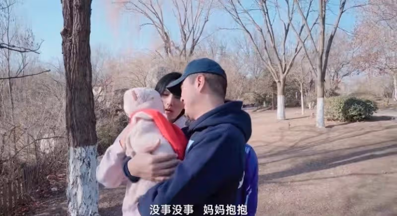 李亞鵬一家觀測立春,女兒穿姐姐李嫣舊衣服,80歲奶奶爬樹身體好