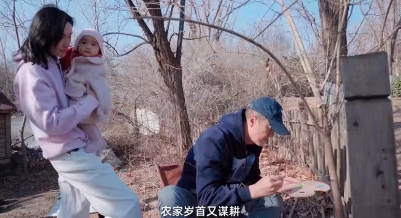 李亞鵬一家觀測立春,女兒穿姐姐李嫣舊衣服,80歲奶奶爬樹身體好