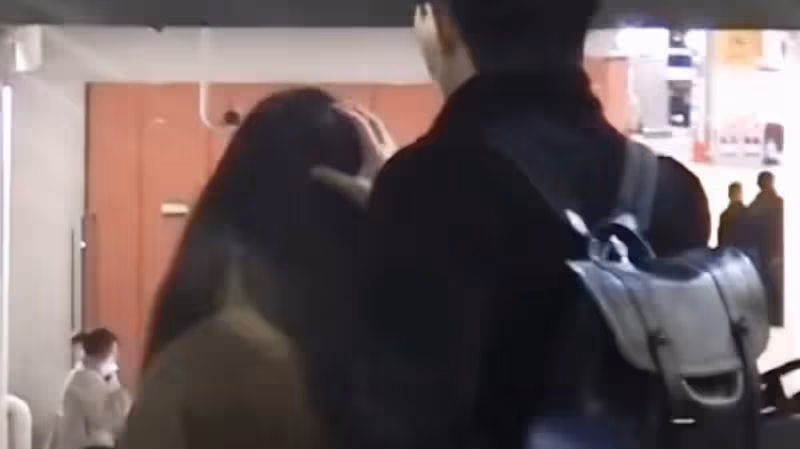 娛樂圈又有新戀情，胖成女版汪峰，找了小鮮肉地下戀