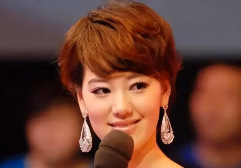 央視主持王冠:跟曹可凡傳緋聞,被母親催婚13年,39歲依然未婚