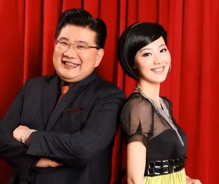 央視主持王冠:跟曹可凡傳緋聞,被母親催婚13年,39歲依然未婚
