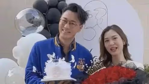 林峰為富婆女粉慶生！親手送蛋糕戴皇冠，女方豪宅價值3億如城堡