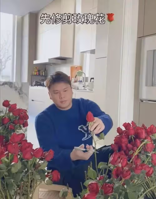 林峰為富婆女粉慶生！親手送蛋糕戴皇冠，女方豪宅價值3億如城堡