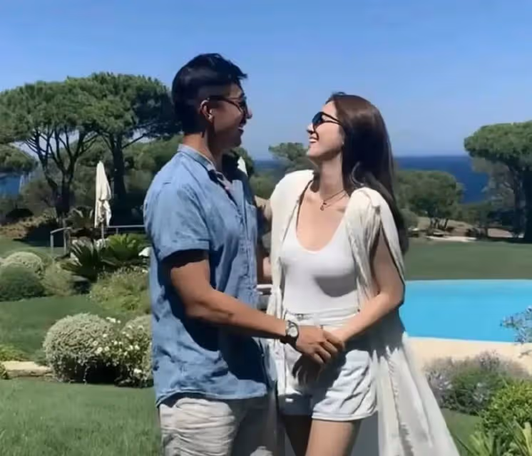 林峰為富婆女粉慶生!親手送蛋糕戴皇冠,女方豪宅價值3億如城堡