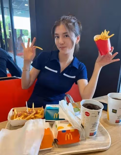 林峰為富婆女粉慶生!親手送蛋糕戴皇冠,女方豪宅價值3億如城堡