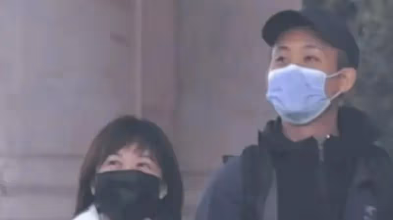 張譯被指私生活混亂！和殷桃在酒店門口擁抱，女方長發如瀑身材好