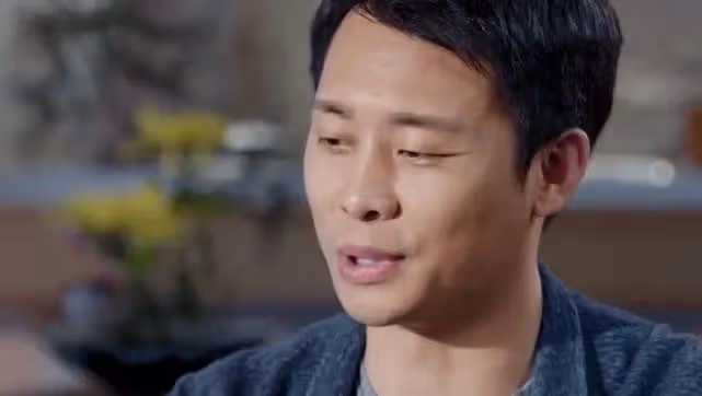 張譯被指私生活混亂!和殷桃在酒店門口擁抱,女方長發如瀑身材好