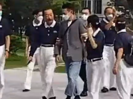 劉德華陪妻子回馬來西亞過大年,陪富豪舅舅禮佛,與義工親密互動,網贊:天王太接地氣!