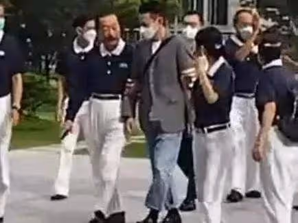 劉德華陪妻子回馬來西亞過大年,陪富豪舅舅禮佛,與義工親密互動,網贊:天王太接地氣!