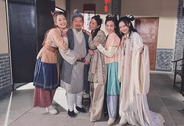 TVB小花因遲到被踢出劇集,心情不受影響出席聚會,被指身材發福