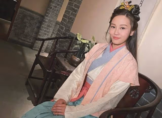 TVB小花因遲到被踢出劇集,心情不受影響出席聚會,被指身材發福