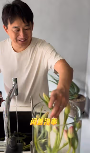黃磊在家學插花，孫莉誇讚漂亮，夫妻倆因浪費水被留言批評