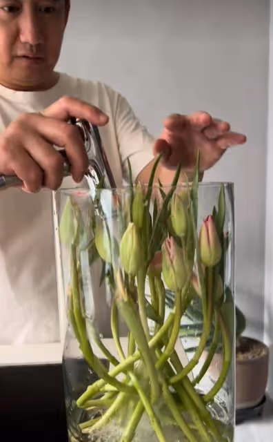 黃磊在家學插花，孫莉誇讚漂亮，夫妻倆因浪費水被留言批評