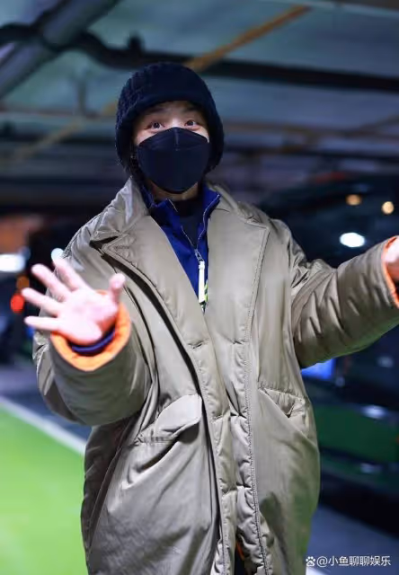 湯唯現身上海機場被粉絲接機,穿著樸素,蹲地上為粉絲簽名超親切