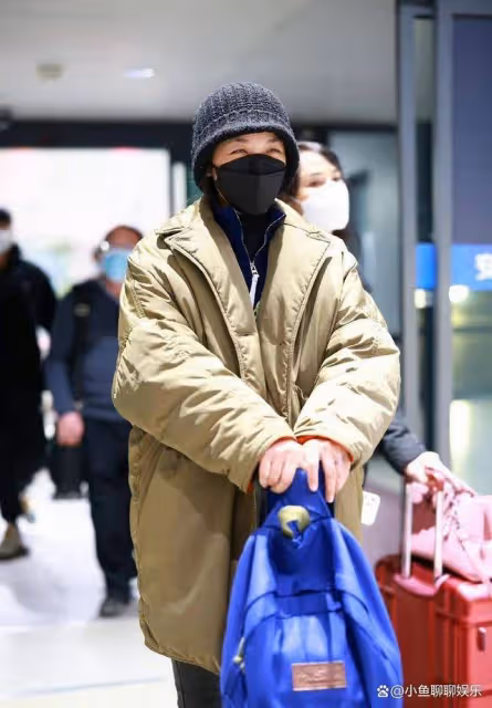 湯唯現身上海機場被粉絲接機,穿著樸素,蹲地上為粉絲簽名超親切
