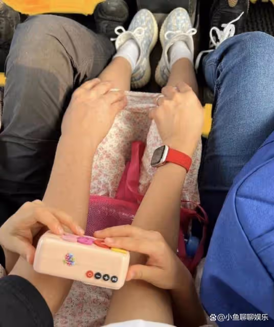 湯唯現身上海機場被粉絲接機，穿著樸素，蹲地上為粉絲簽名超親切