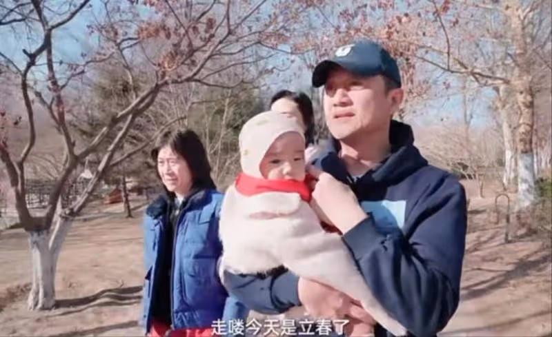 李亞鵬帶妻女遊玩，小女兒長相可愛太吸睛，80歲母親爬樹被制止