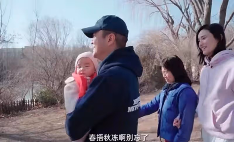 李亞鵬帶妻女遊玩，小女兒長相可愛太吸睛，80歲母親爬樹被制止