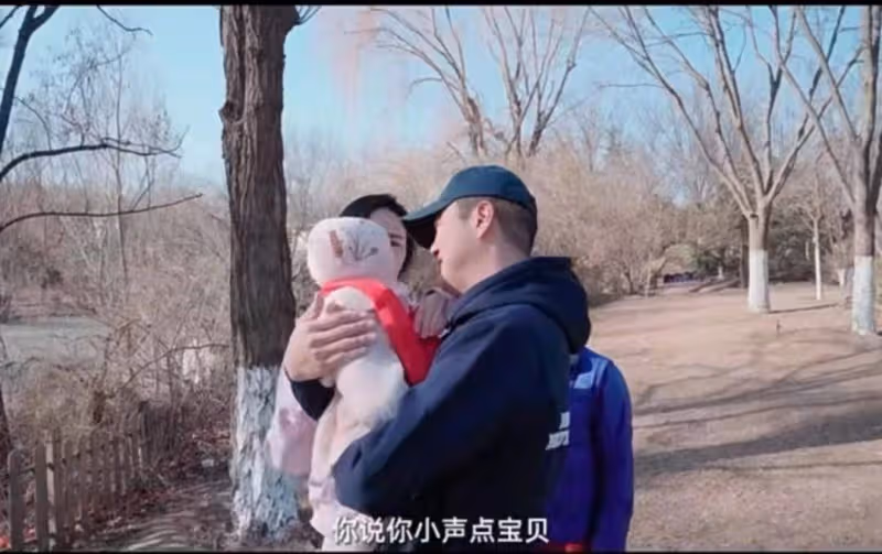 李亞鵬帶妻女遊玩，小女兒長相可愛太吸睛，80歲母親爬樹被制止