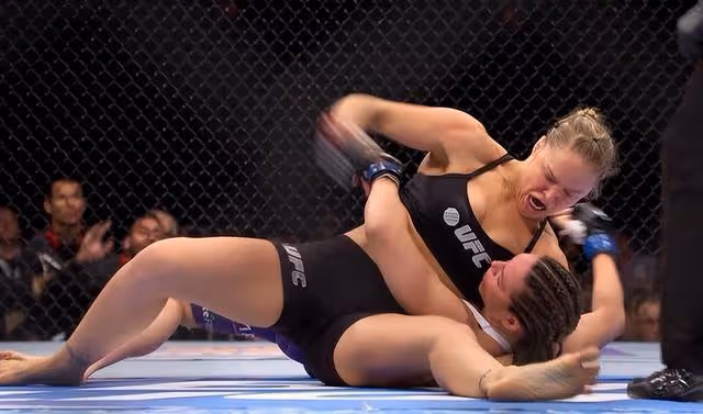 UFC最性感的格鬥女王,14秒降服對手,張偉麗說沒有她不會進入UFC