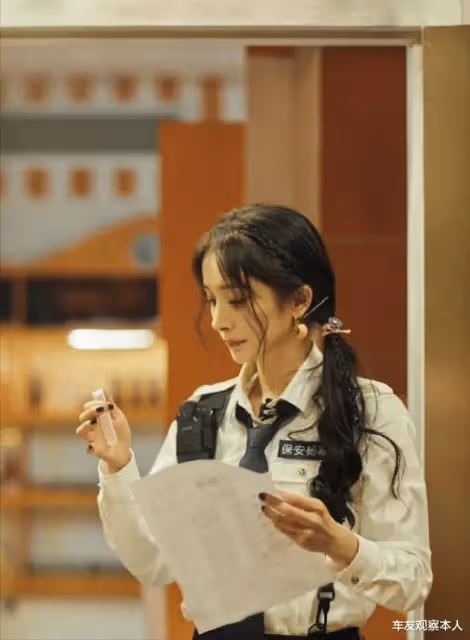 大張偉真敢啊!當著王鷗的面喊楊冪,堪稱大型社死名場面