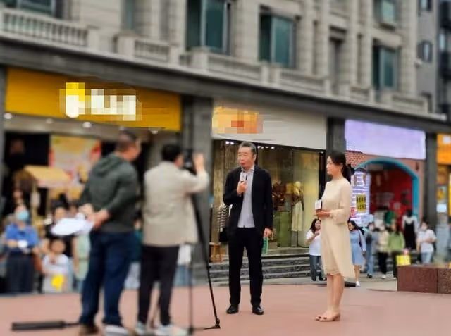 央視主持人高博坐街邊被偶遇,西裝革履打扮斯文,43歲已滿頭銀髮