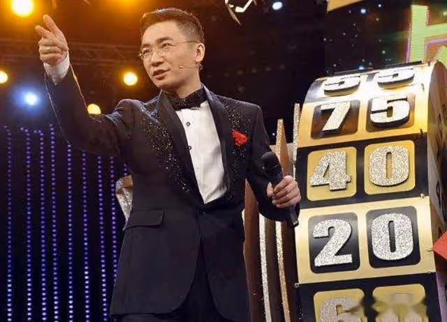 央視主持人高博坐街邊被偶遇,西裝革履打扮斯文,43歲已滿頭銀髮