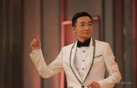 央視主持人高博坐街邊被偶遇,西裝革履打扮斯文,43歲已滿頭銀髮
