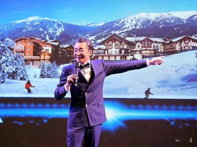 央視主持人高博坐街邊被偶遇,西裝革履打扮斯文,43歲已滿頭銀髮