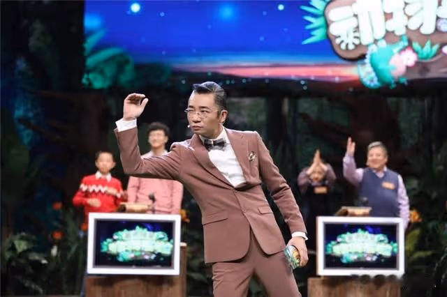 央視主持人高博坐街邊被偶遇,西裝革履打扮斯文,43歲已滿頭銀髮