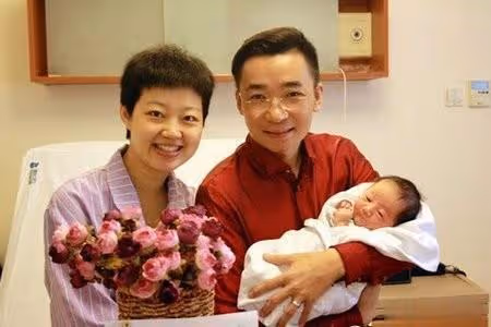央視主持人高博坐街邊被偶遇,西裝革履打扮斯文,43歲已滿頭銀髮