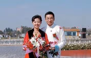 央視主持人高博坐街邊被偶遇,西裝革履打扮斯文,43歲已滿頭銀髮